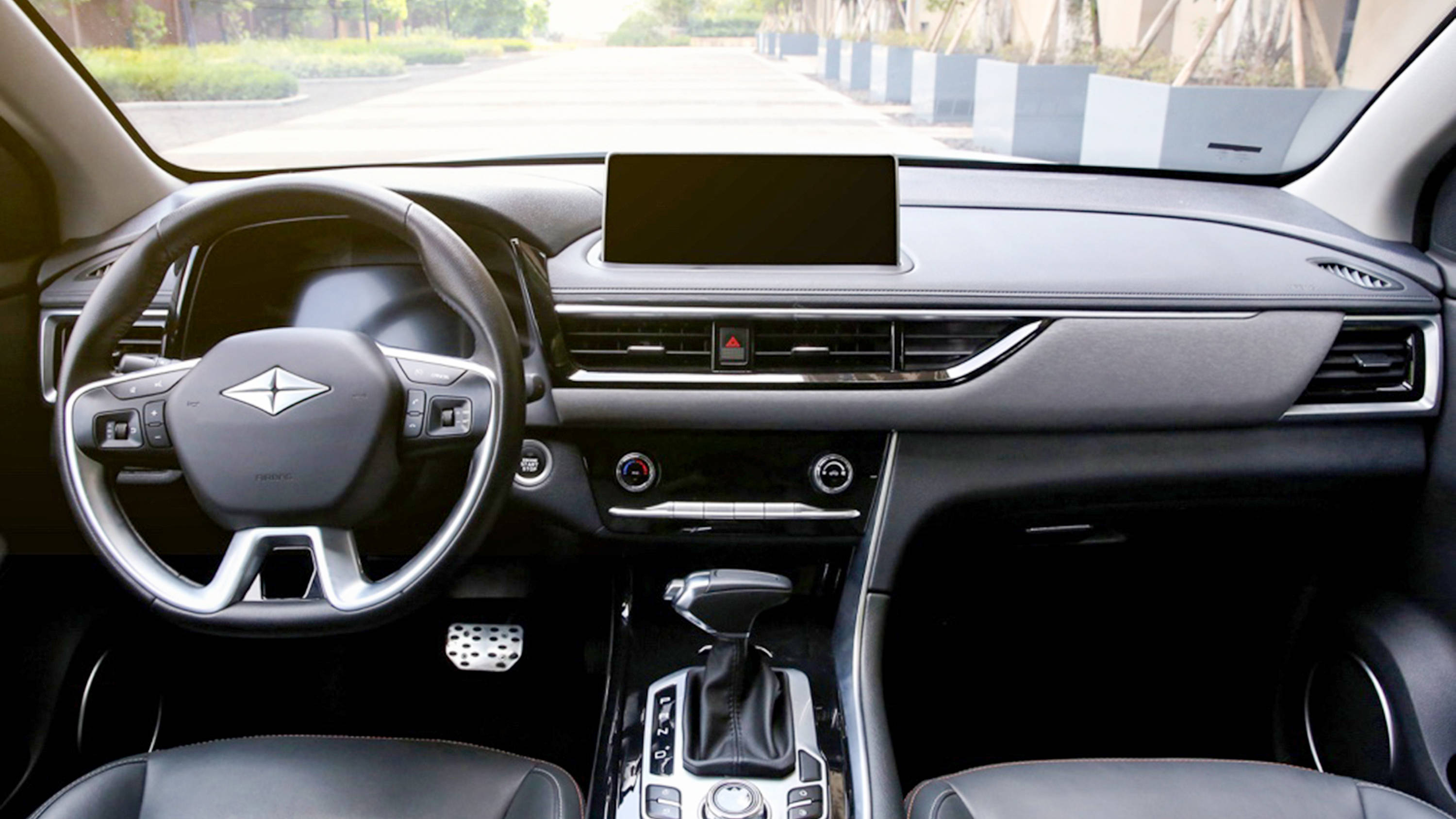 内饰设计,比较的平稳,同时在中控台的用料方面也有皮质和软性材质的