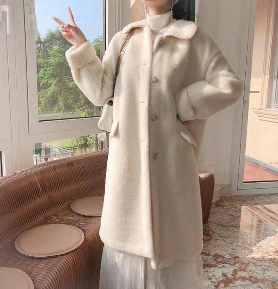 袁冰妍|袁冰妍现身,黄色毛绒大衣可爱满分,带两包出门不知道要装啥