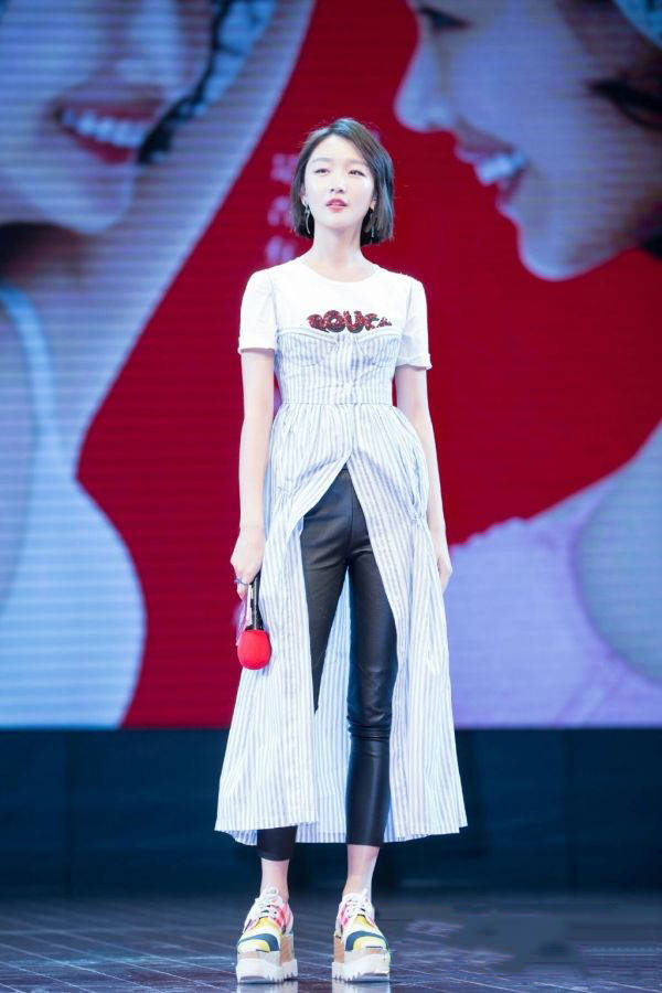 周冬雨|周冬雨为了赶时髦太拼了,衬衫裙里穿皮裤,却意外的好看