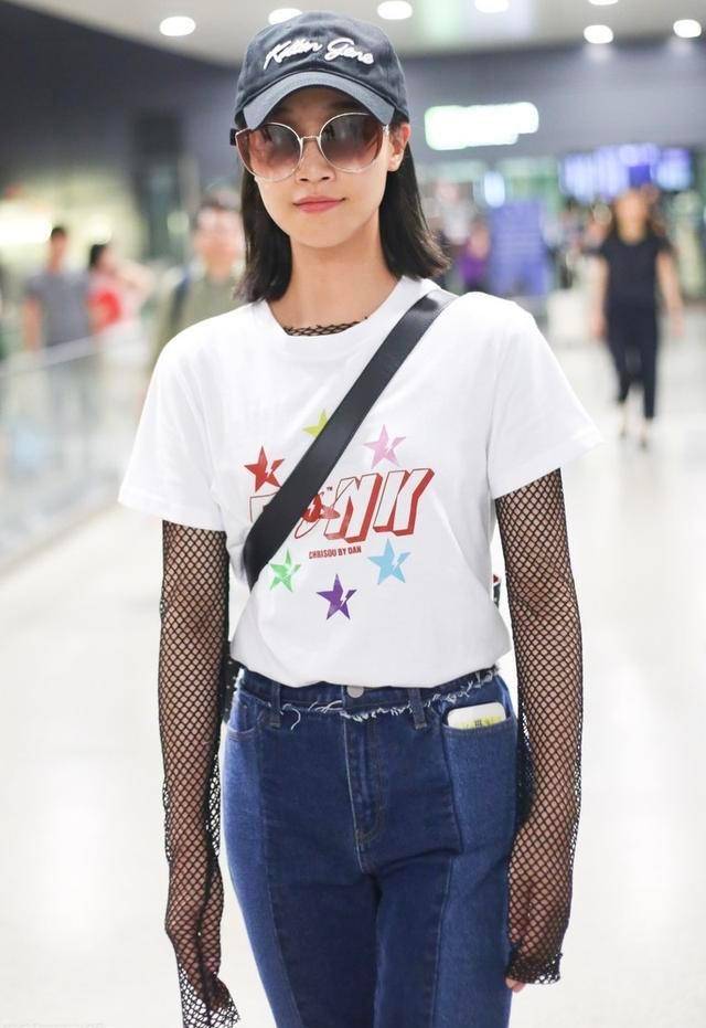 缝个|蓝盈莹这是穿了个啥,黑裤子上缝个“金拉链”,造型显眼难忽视