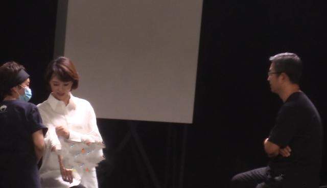 形象|董卿白岩松久违合体，董卿剪短发更女人，53岁白岩松头发已花白