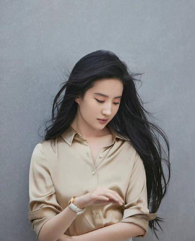 身材|刘亦菲再次上演“天仙攻”，衬衫温婉可人，西装裤帅酷霸气