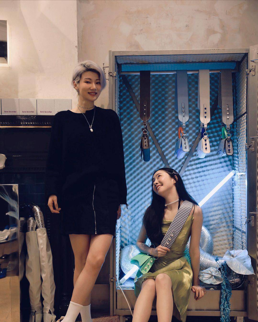 魅力|陈露与王萌同框，一个甜美可爱，一个下身“扮失踪”，都挺有魅力