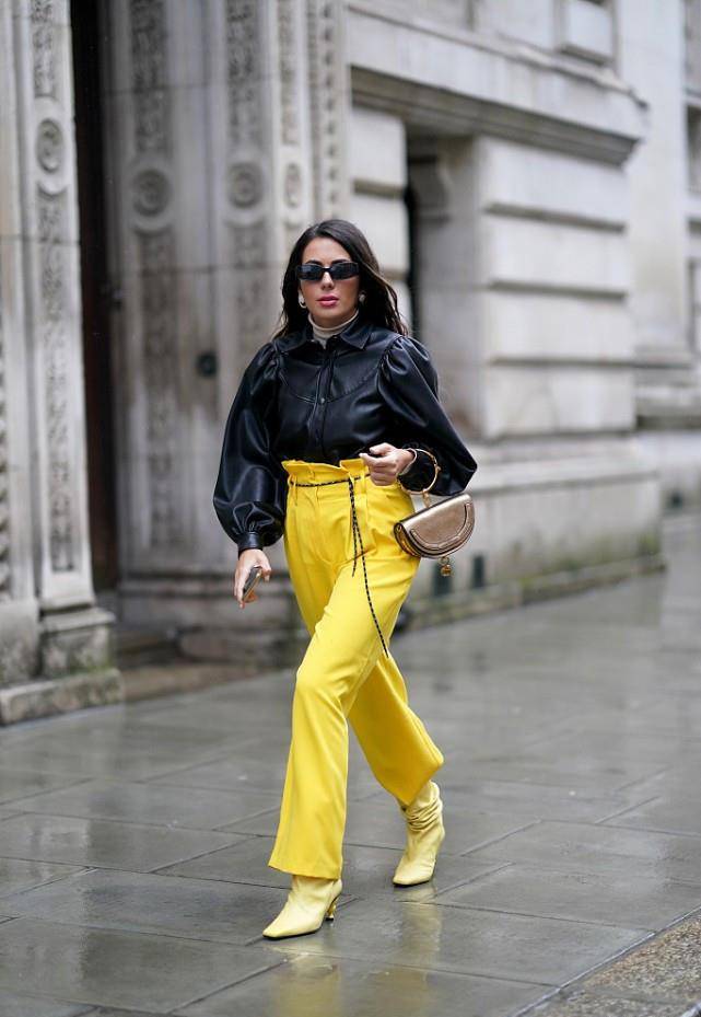 黑色|别再为服装乱搭颜色了，让黑色黄色加以结合，呈现低调又张扬的美