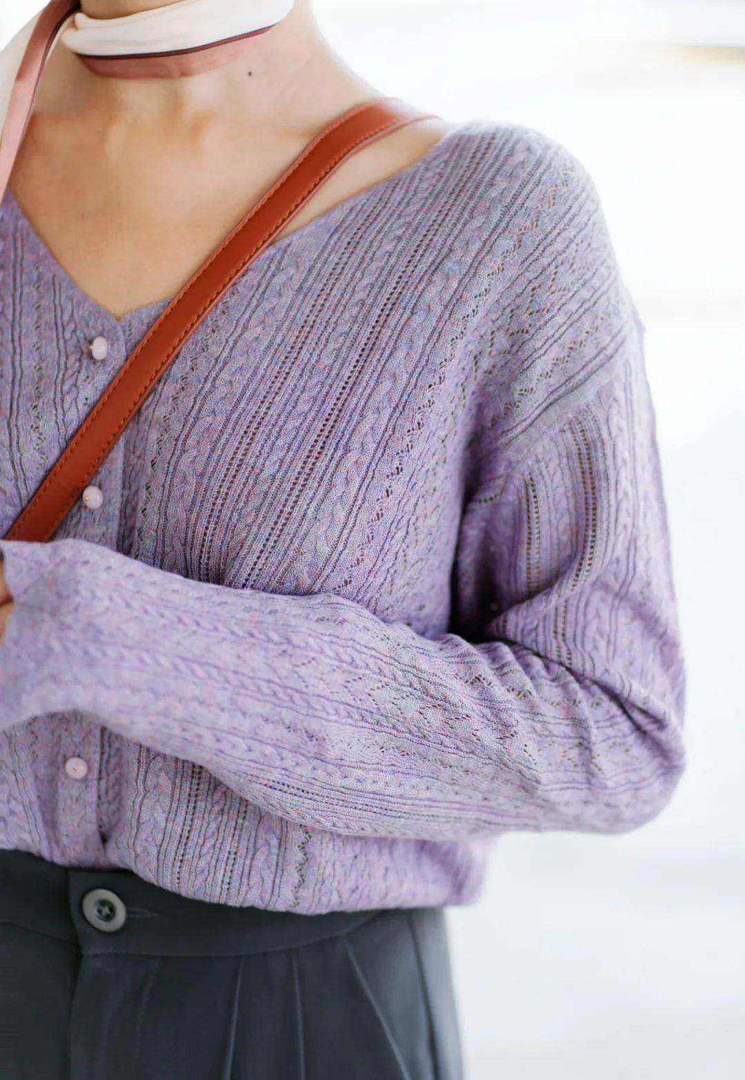 带着|别再穿一身黑了！这10套早秋穿搭让你美极了