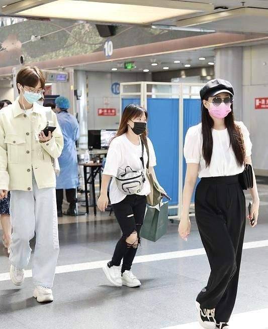 庾澄庆|伊能静儿子二次走机场,1米8身高还穿增高鞋,打扮阳光超像庾澄庆