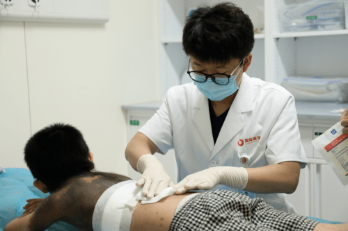 非手术|西安国际医学中心整形医院色素痣诊疗专家杨国辉医生聊巨痣第四期