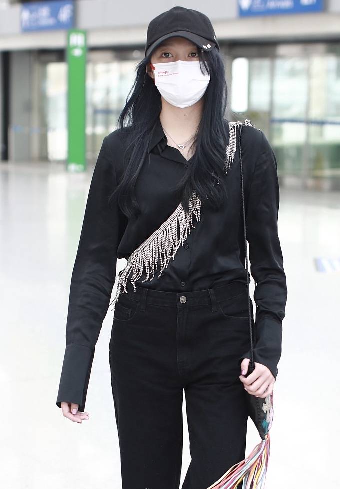 长发|关晓彤美出新高度，染蓝色长发走“女团风”真惊艳，瘦得让人心疼