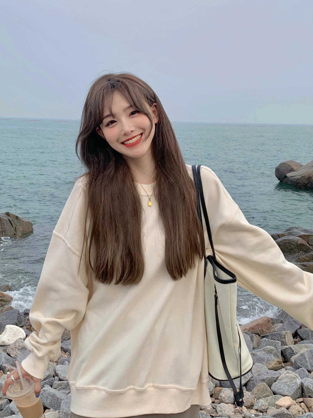 颜色|被秋天的“卫衣”美到了，搭配这三种单品，实用洋气不挑人