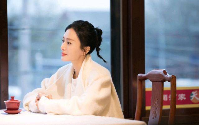 马甲|秦岚优雅到骨子里了,白色羽绒马甲内搭连衣裙优雅温柔,甜美精致