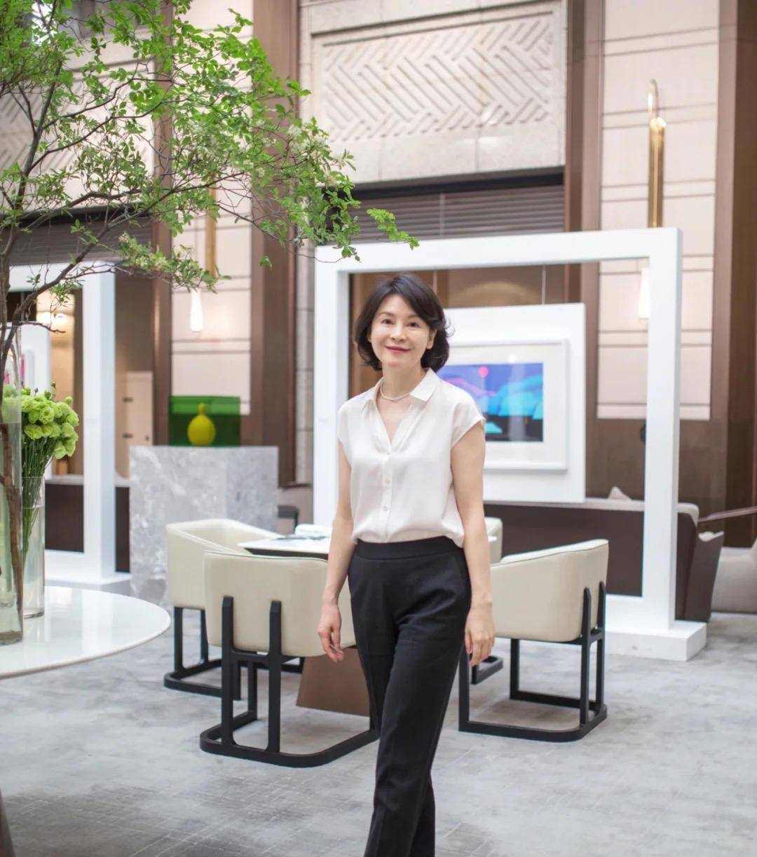 都爱|今年的鞋跟流行“穿短不穿长”,穿着舒适还显个高,难怪50+都爱