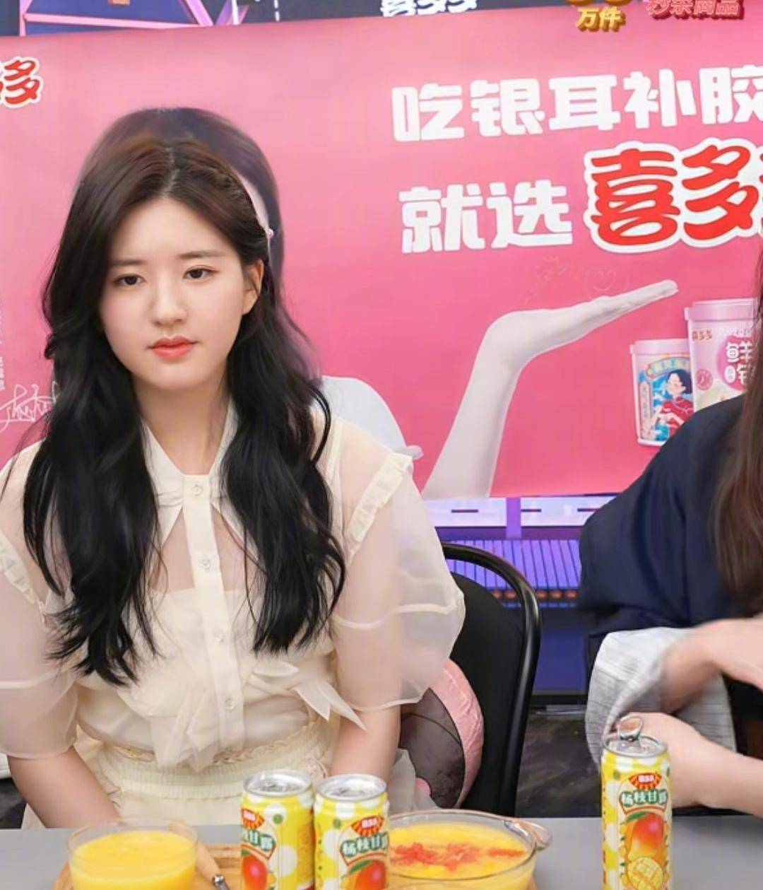 材质|“赵露思”做客雪梨直播间,两个长相甜美的大美女,太养眼了