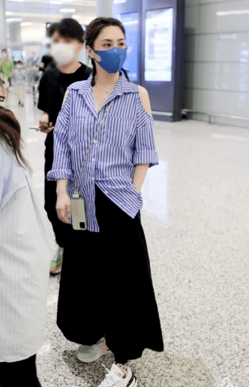 身材|阿娇私服让人失望,穿宽松“病号服”配阔腿裤,膀大腰粗还显腿短?