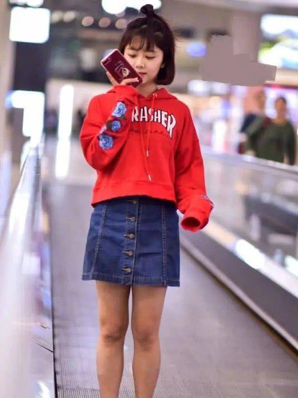 卫衣|谭松韵的少女感“绝”了，红色卫衣配牛仔半身裙，甜成邻家小妹