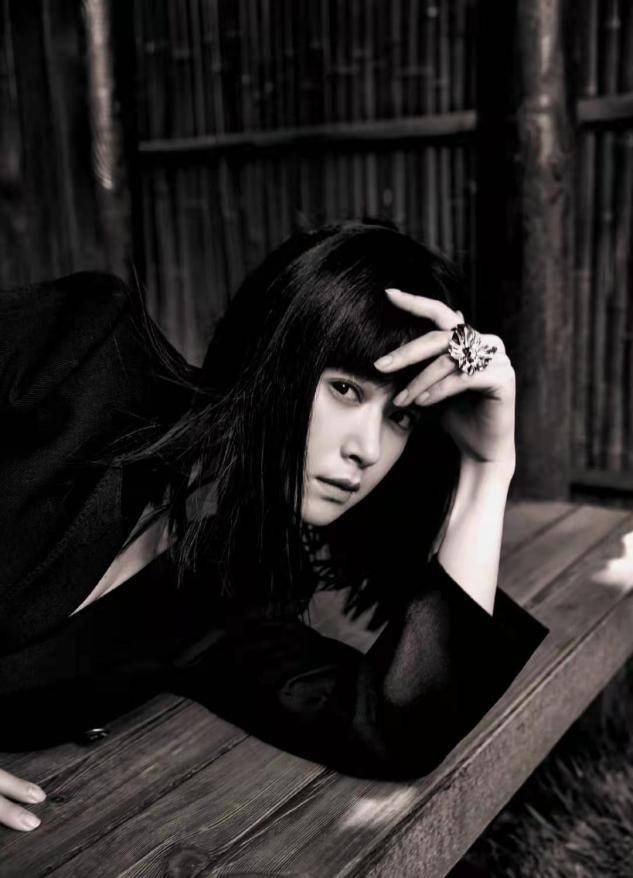 长发|蒋欣这次真逆袭了！罕见留长发撞脸杨幂，彻底告别时尚绝缘体气质