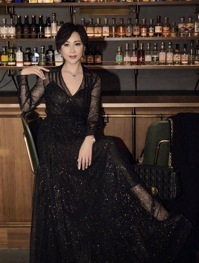 皮质|刘嘉玲气场开挂，皮外套配亮片连体装暴露“假胯宽”也不尴尬