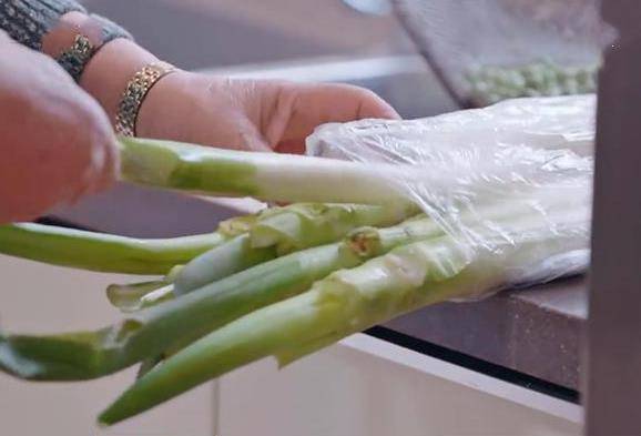 大葱|程莉莎不喜欢农村，打扮华丽跟郭晓冬回家，婆婆的行为略显心酸