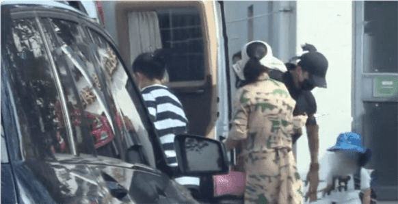 身材|谢娜产后身材难恢复!穿碎花裙显臃肿壮硕大翻车,双胞胎女儿超可爱