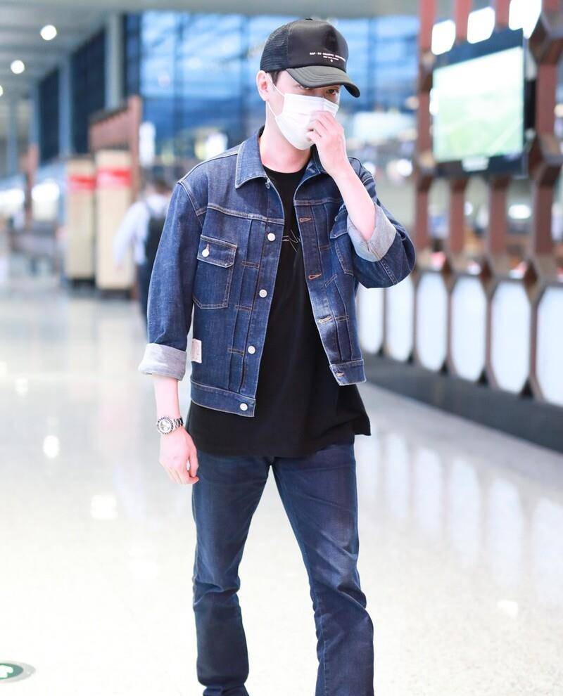 一身|冯绍峰离婚后首现机场,一身牛仔穿搭帅气减龄,百万名表太抢镜