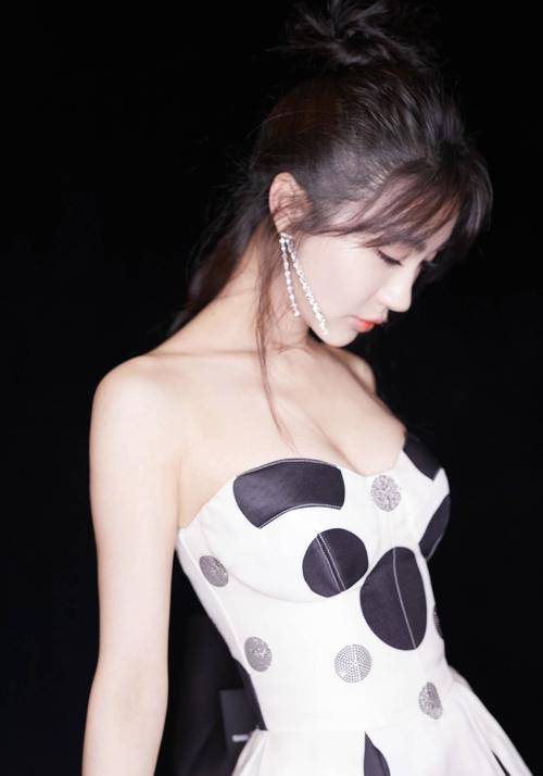 设计|李菲儿沙滩上拍摄节目，彩虹吊带配彩虹防晒衣，性感又抢眼