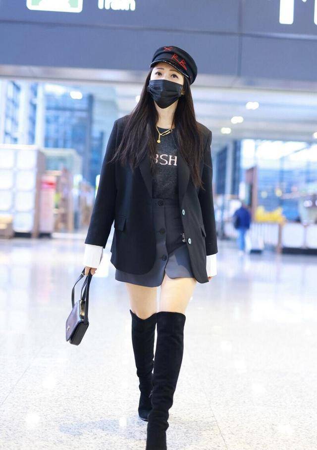 设计|伊能静的“少女感”太强,西装配半身裙简约利落,甜美温柔真有范