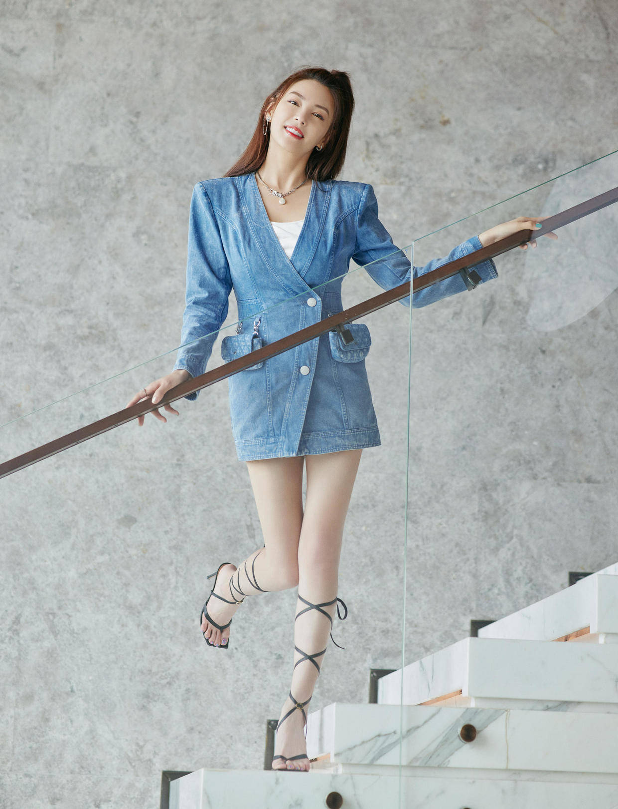 张雨绮大胆又时髦,穿露肩连衣裙配荧光橙高跟鞋,细节处理满分!