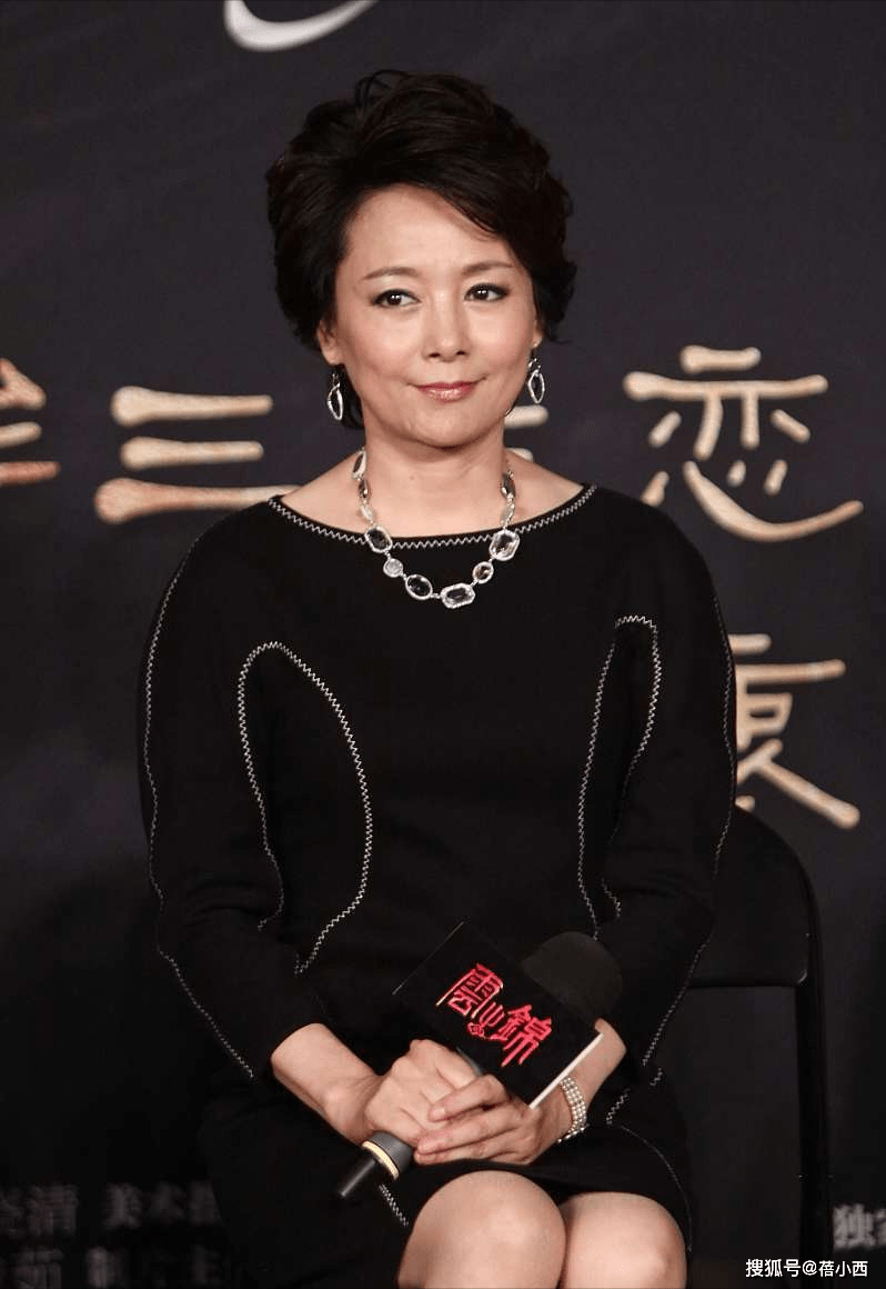 模板|“张瑜”真是中老年穿搭模板，穿西装配一条丝巾，气质高级又优雅