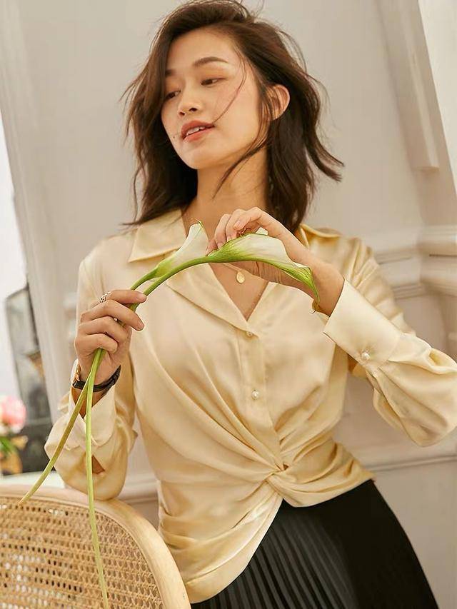 风衣|上游时尚|初秋通勤穿搭,怎么穿好看又时髦