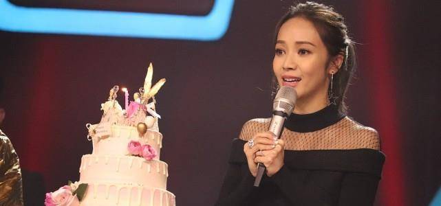 高跟鞋|侯佩岑的气质好独特，穿黑裙温柔好高级，一直很有少女感