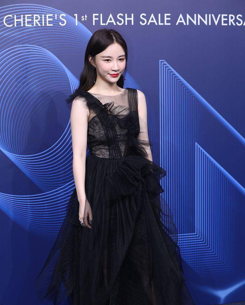 黑色|雪梨气质从网红“升级”，穿白色礼裙被抓拍，长相和精修图没差