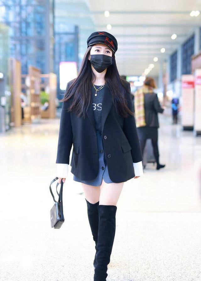 设计|伊能静的“少女感”太强,西装配半身裙简约利落,甜美温柔真有范