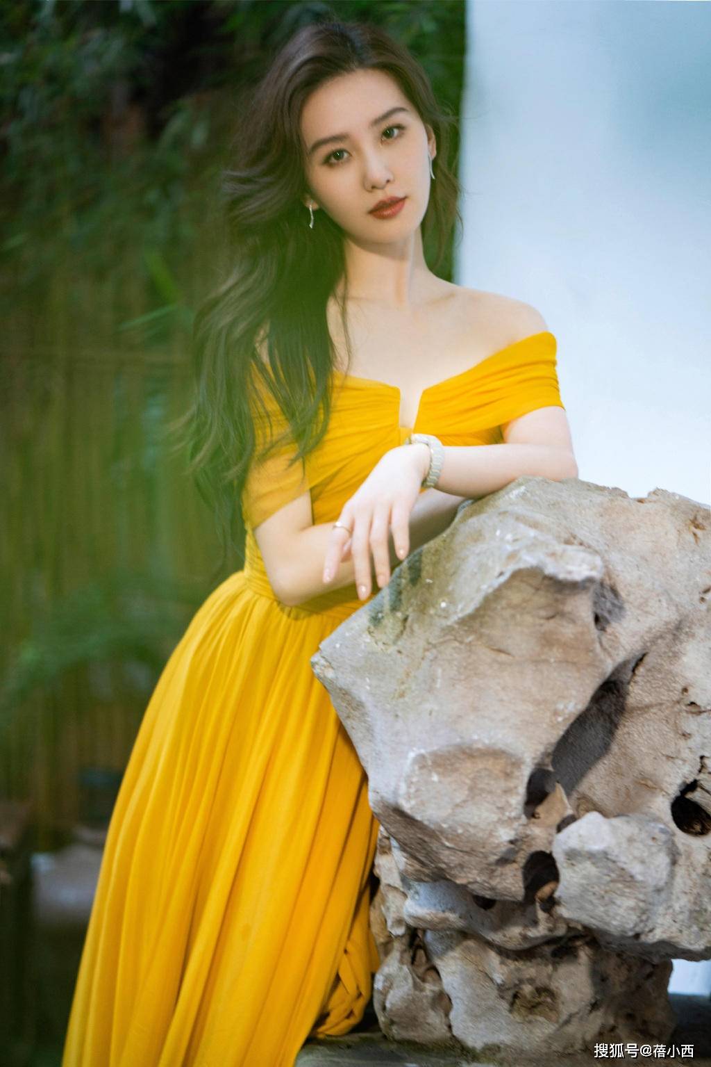 漂亮|吴奇隆的小娇妻刘诗诗真是太漂亮了，穿黄色连衣裙，气质一等一