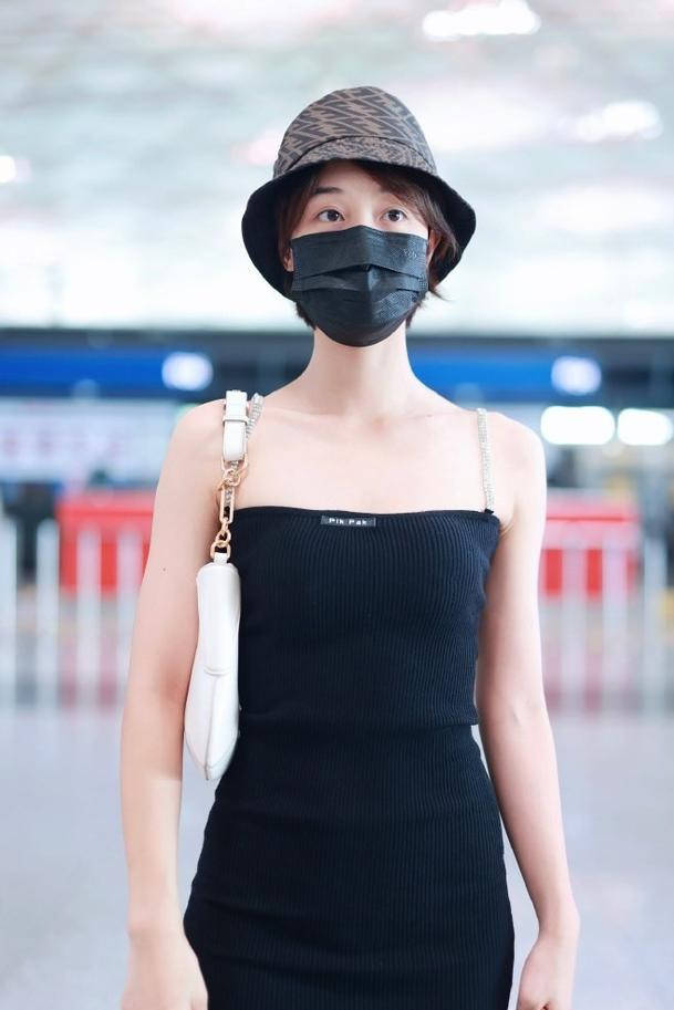 配饰|蓝盈莹机场摆拍真刻意，穿紧身吊带裙腰臀比惊艳，配长靴不怕热吗！