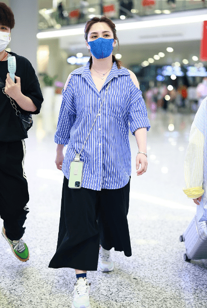 身材|阿娇私服让人失望,穿宽松“病号服”配阔腿裤,膀大腰粗还显腿短?