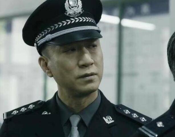 张艺兴饰演的年轻警察林浩与江疏影饰演的女记者黄希,两人最终走到了