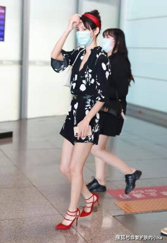 黑色|“王思聪最美前女友”张予曦，86斤穿连体裤好宽松，生图细腿抢镜