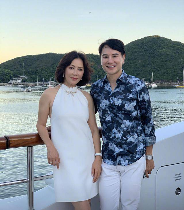 皮质|刘嘉玲气场开挂，皮外套配亮片连体装暴露“假胯宽”也不尴尬