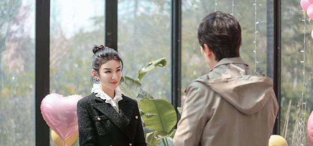 黄奕|黄奕崔伟甜蜜牵手，身穿黑色西装裙配丸子头，哪像43岁辣妈