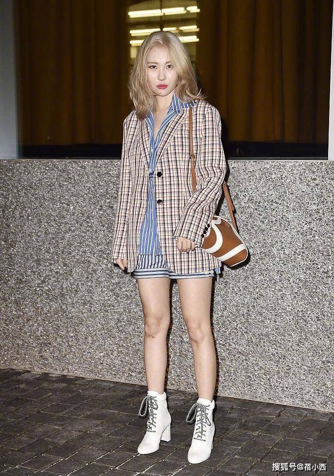 摩卡|佘诗曼换了摩卡波波头,减龄至少20岁,穿条纹衬衫配短裤时髦洋气