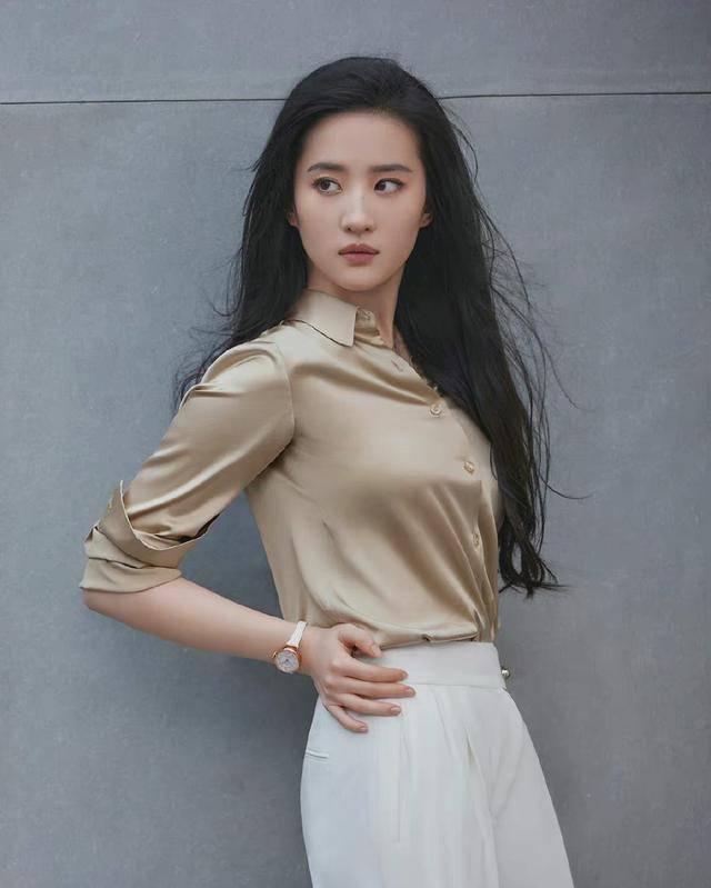 身材|刘亦菲再次上演“天仙攻”，衬衫温婉可人，西装裤帅酷霸气