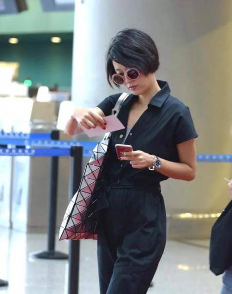 黑色|马伊琍休闲随性走机场，黑色连体裤配人字拖，背大牌包包也不违和