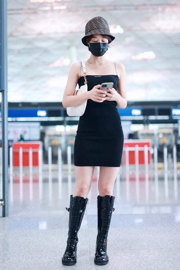 配饰|蓝盈莹机场摆拍真刻意，穿紧身吊带裙腰臀比惊艳，配长靴不怕热吗！