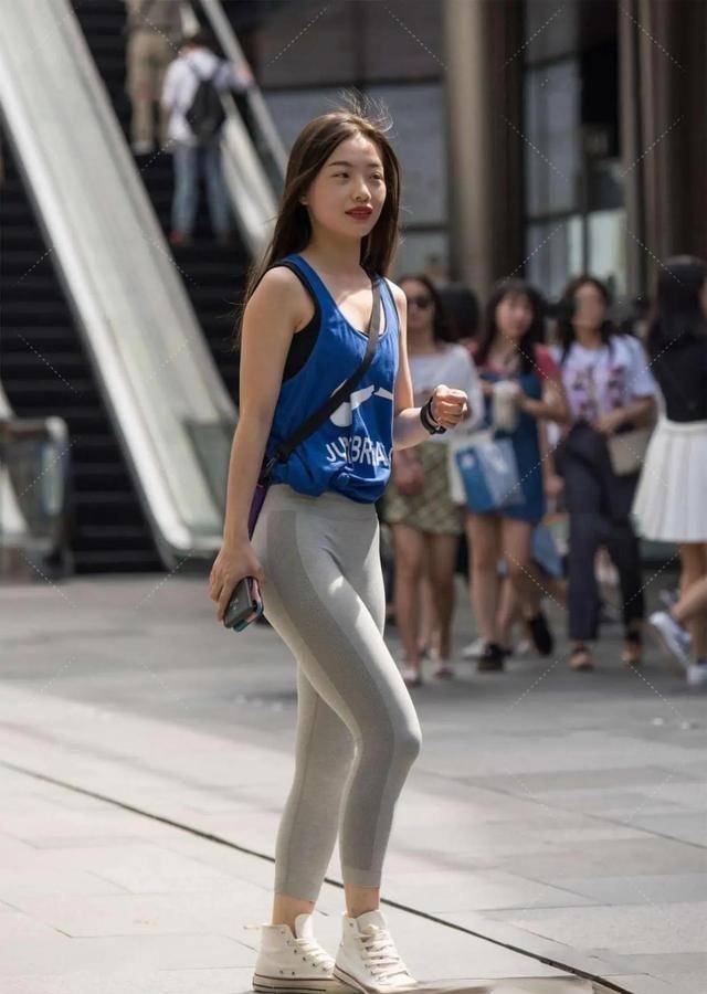 大腿|紧身打底裤突显小蛮腰，展现青春色彩