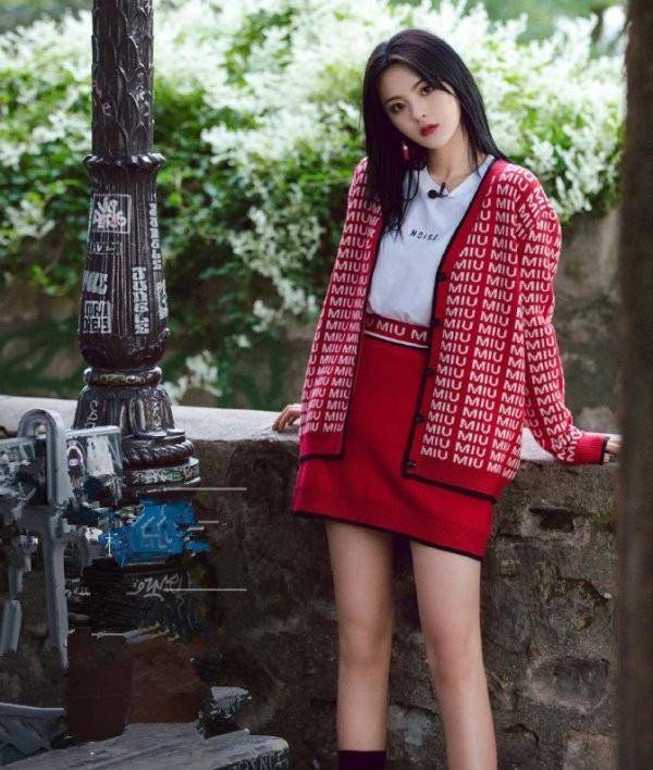 身材|佟丽娅在《舞蹈生》太敢穿，穿露脐装跳开场舞腰真细，配红裙惊艳