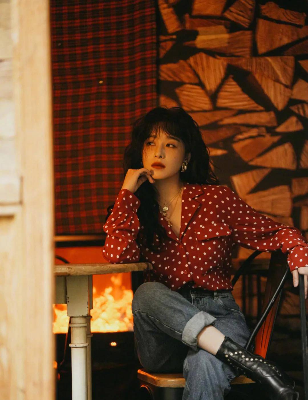 发型|明明有顶级女主脸却糊了10年？她这次终于靠复古风封神了！