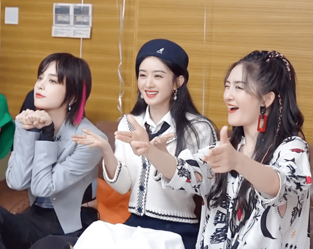 合体|谢娜张杰罕见合体,两人接双胞胎女儿放学,一家四口温馨幸福!