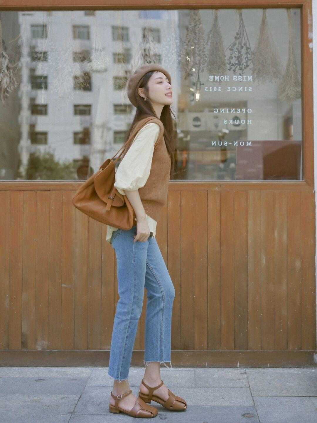 服装|秋天，“ 马甲”的高级穿搭是这样的，搭配牛仔裤温柔又减龄