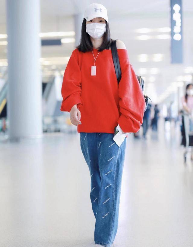 身材|柳岩不愧是“尤物女神”,穿一袭吊带连衣裙妩媚动人,性感精致