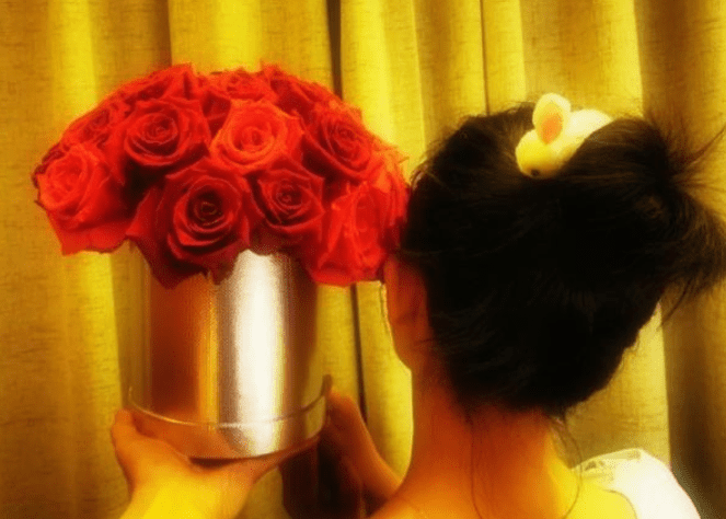 合体|谢娜张杰罕见合体,两人接双胞胎女儿放学,一家四口温馨幸福!