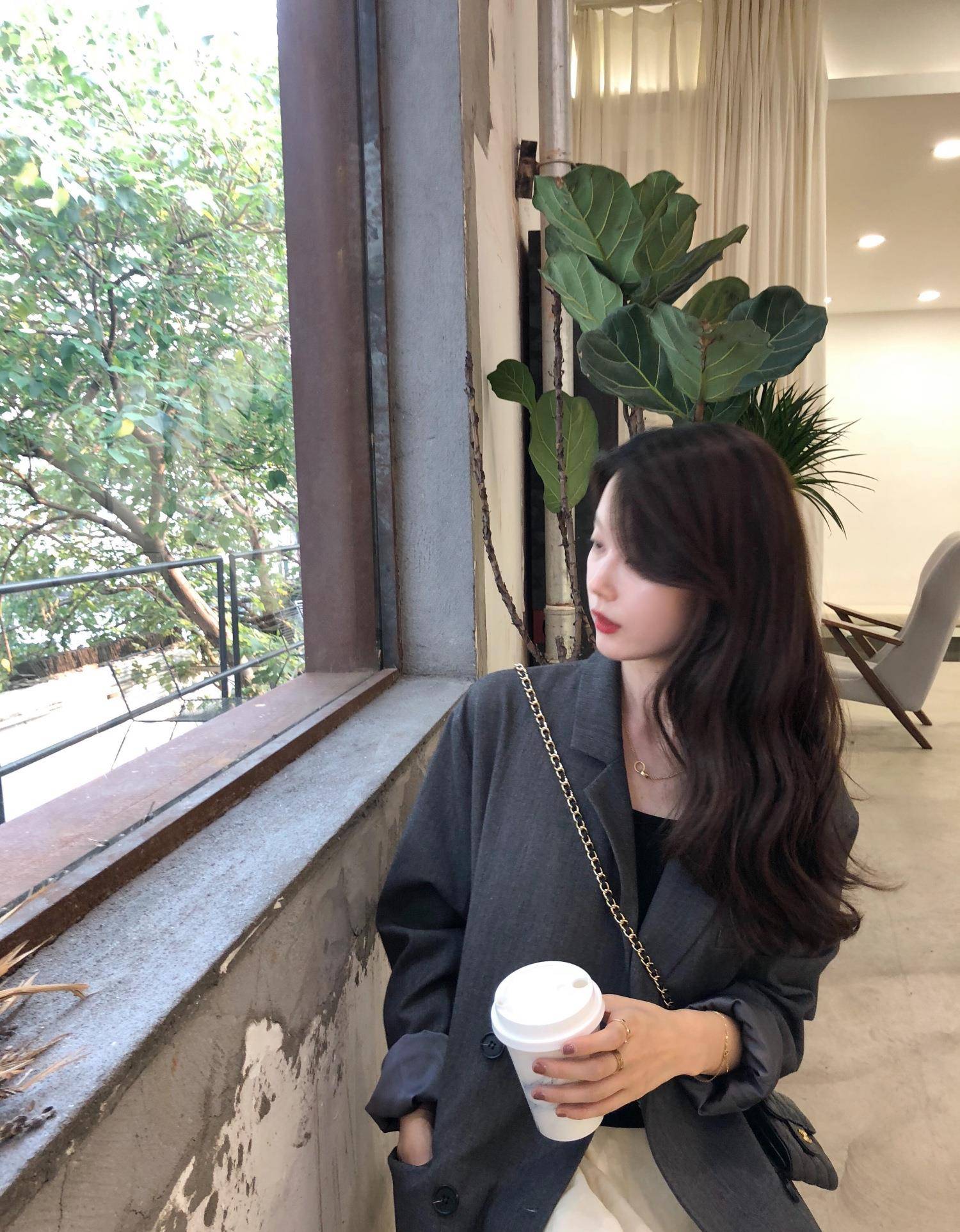 女生|初秋穿哪些单品时尚又百搭，永不过时的经典西装，时髦好看又显瘦